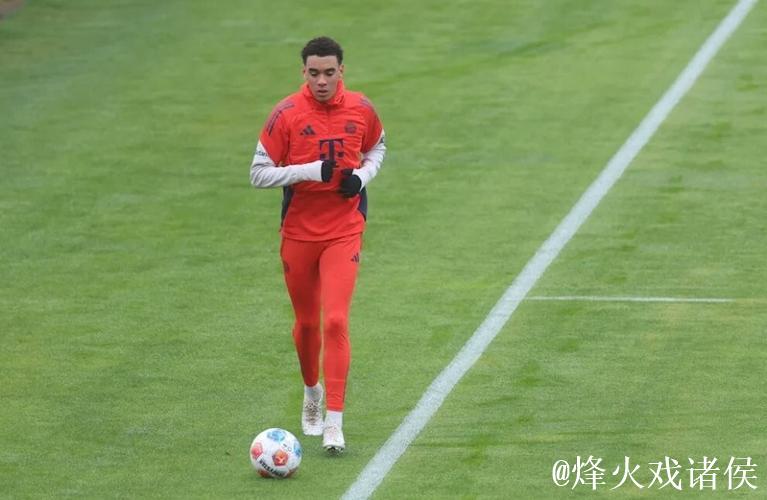 图片报:穆西亚拉今日独自训练,下周复出或有可能 图片报:穆西亚拉今日独自训练,下周复出或有可能